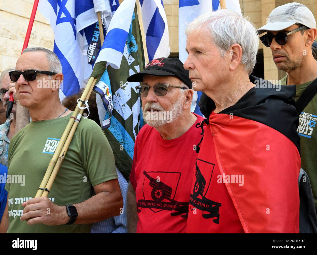Jérusalem, Israël. 16 août 2023. Des membres des Frères d’armes, réservistes de Tsahal, manifestent devant la Cour suprême israélienne après avoir déposé une pétition demandant au gouvernement de recruter des conscrits juifs ultra-orthodoxes pour les Forces de défense israéliennes, mercredi 16 août, à Jérusalem. Les membres de la coalition gouvernementale ultra-orthodoxe du Premier ministre Benjamin Netanyahu menacent de voter contre la réforme judiciaire à moins qu'une nouvelle loi exempte les étudiants haredi de la conscription et de l'armée. Photo de Debbie Hill/ crédit : UPI/Alamy Live News Banque D'Images