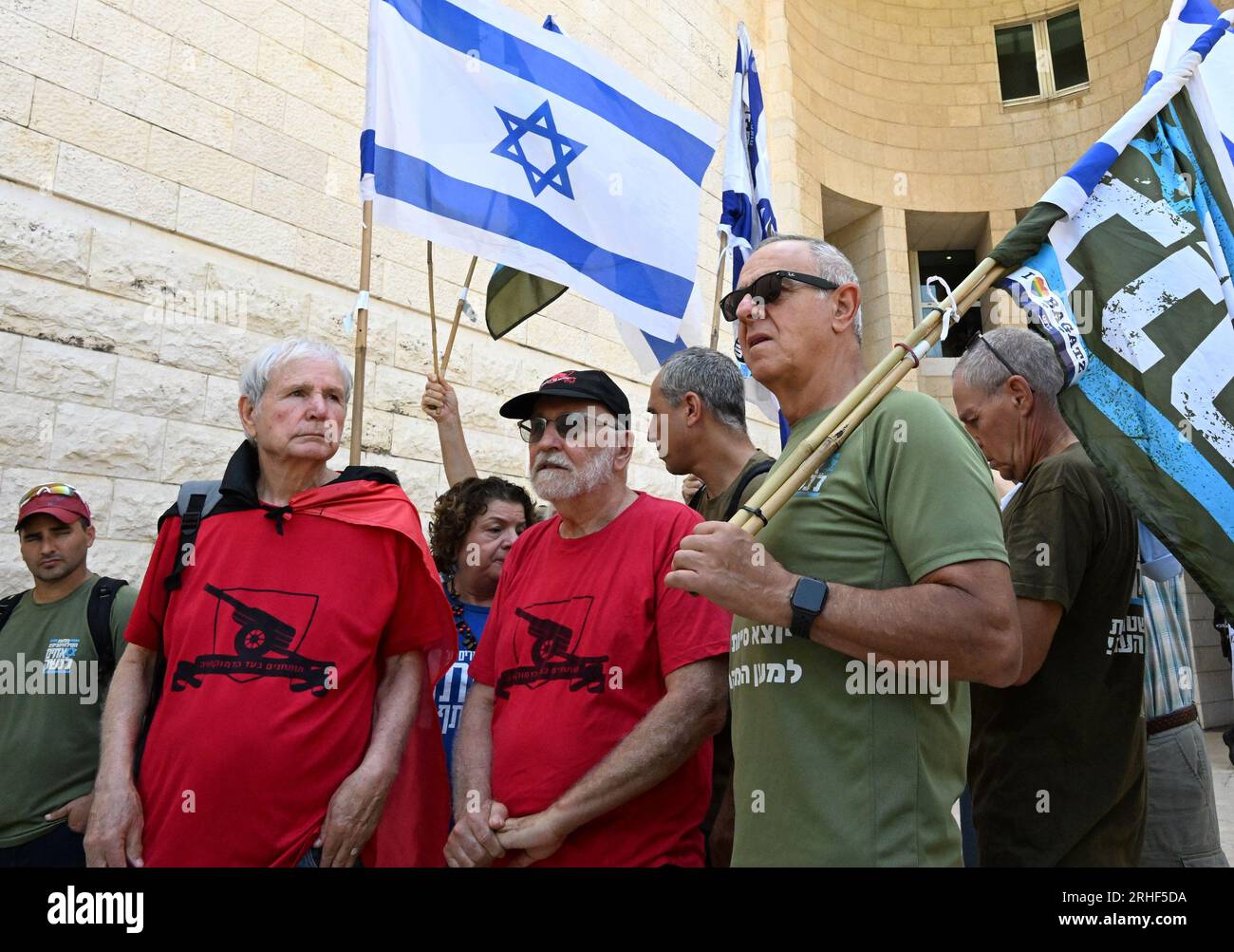 Jérusalem, Israël. 16 août 2023. Des membres des Frères d’armes, réservistes de Tsahal, manifestent devant la Cour suprême israélienne après avoir déposé une pétition demandant au gouvernement de recruter des conscrits juifs ultra-orthodoxes pour les Forces de défense israéliennes, mercredi 16 août, à Jérusalem. Les membres de la coalition gouvernementale ultra-orthodoxe du Premier ministre Benjamin Netanyahu menacent de voter contre la réforme judiciaire à moins qu'une nouvelle loi exempte les étudiants haredi de la conscription et de l'armée. Photo de Debbie Hill/ crédit : UPI/Alamy Live News Banque D'Images