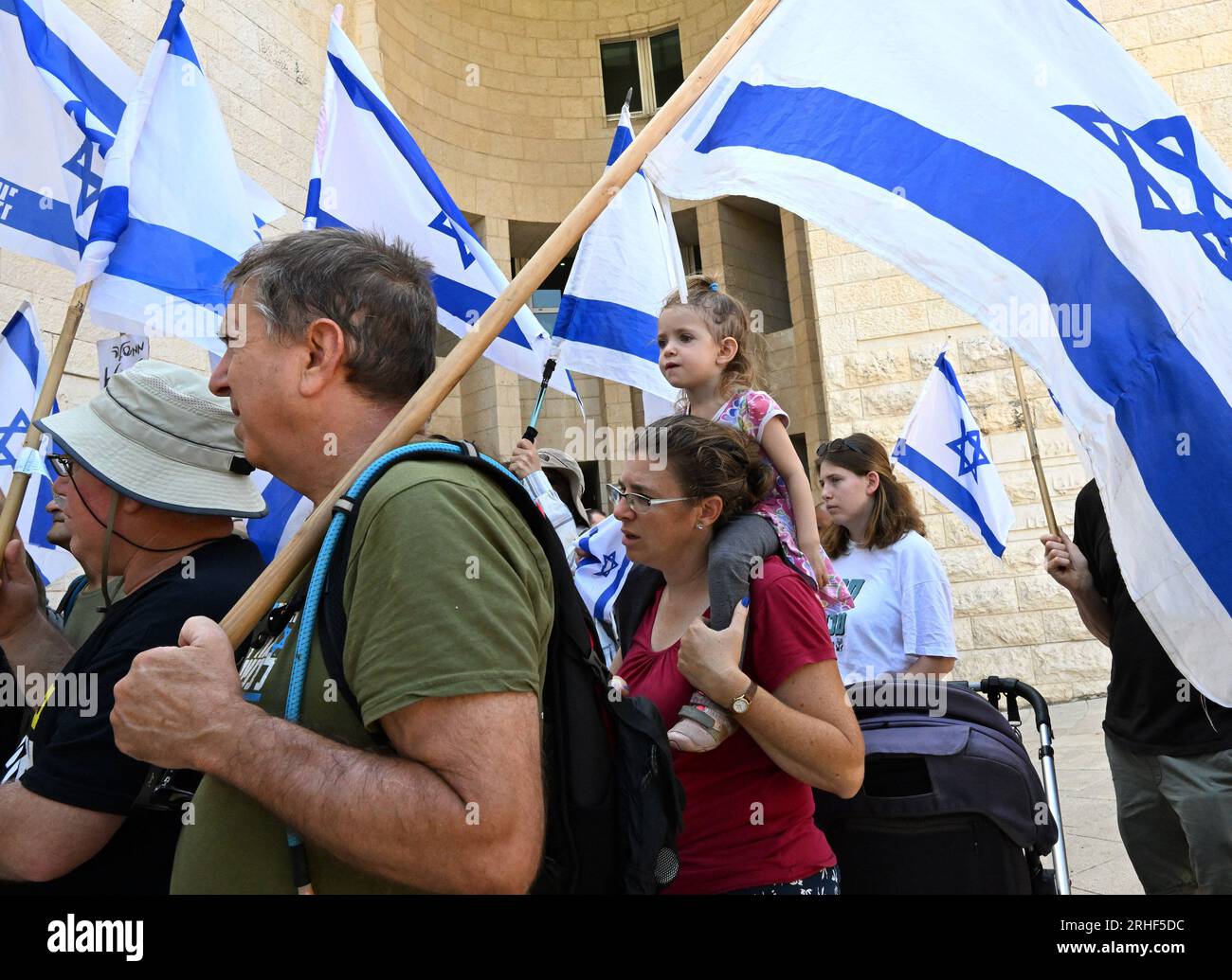 Jérusalem, Israël. 16 août 2023. Des membres des Frères d’armes, réservistes de Tsahal, manifestent devant la Cour suprême israélienne après avoir déposé une pétition demandant au gouvernement de recruter des conscrits juifs ultra-orthodoxes pour les Forces de défense israéliennes, mercredi 16 août, à Jérusalem. Les membres de la coalition gouvernementale ultra-orthodoxe du Premier ministre Benjamin Netanyahu menacent de voter contre la réforme judiciaire à moins qu'une nouvelle loi exempte les étudiants haredi de la conscription et de l'armée. Photo de Debbie Hill/ crédit : UPI/Alamy Live News Banque D'Images