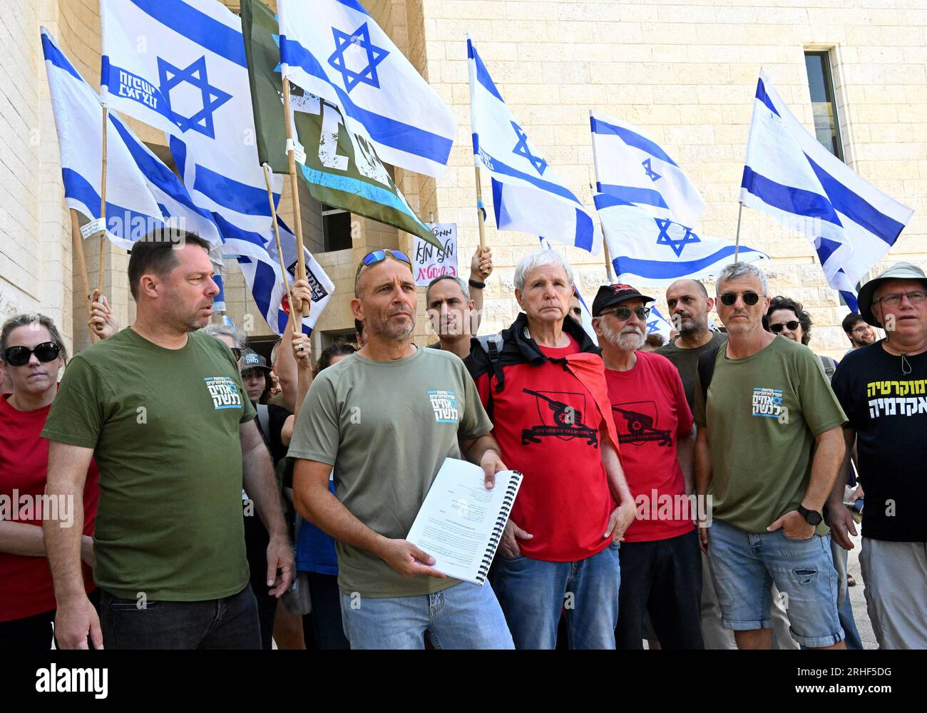 Jérusalem, Israël. 16 août 2023. Des membres des Frères d’armes, réservistes de Tsahal, manifestent devant la Cour suprême israélienne après avoir déposé une pétition demandant au gouvernement de recruter des conscrits juifs ultra-orthodoxes pour les Forces de défense israéliennes, mercredi 16 août, à Jérusalem. Les membres de la coalition gouvernementale ultra-orthodoxe du Premier ministre Benjamin Netanyahu menacent de voter contre la réforme judiciaire à moins qu'une nouvelle loi exempte les étudiants haredi de la conscription et de l'armée. Photo de Debbie Hill/ crédit : UPI/Alamy Live News Banque D'Images