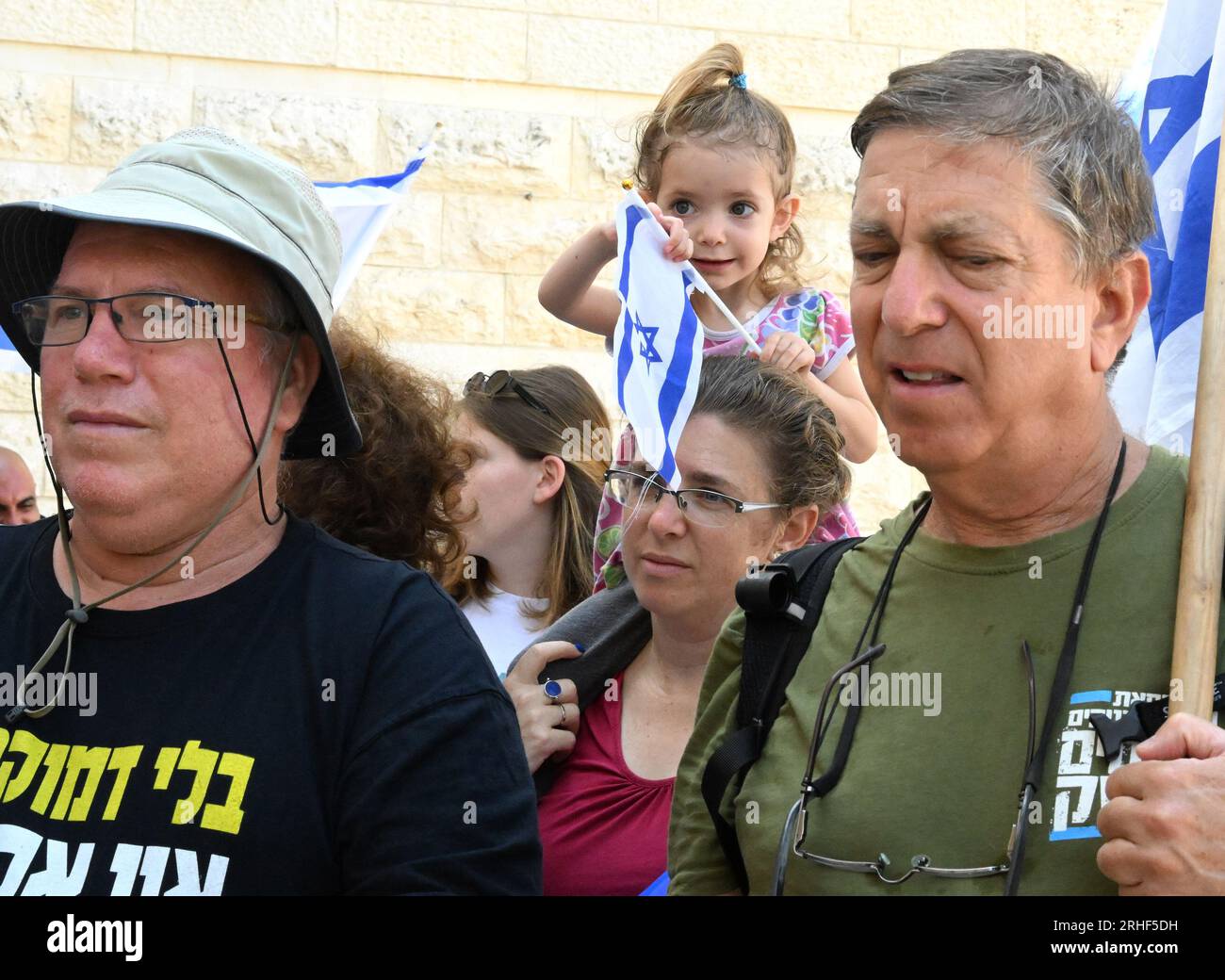 Jérusalem, Israël. 16 août 2023. Des membres des Frères d’armes, réservistes de Tsahal, manifestent devant la Cour suprême israélienne après avoir déposé une pétition demandant au gouvernement de recruter des conscrits juifs ultra-orthodoxes pour les Forces de défense israéliennes, mercredi 16 août, à Jérusalem. Les membres de la coalition gouvernementale ultra-orthodoxe du Premier ministre Benjamin Netanyahu menacent de voter contre la réforme judiciaire à moins qu'une nouvelle loi exempte les étudiants haredi de la conscription et de l'armée. Photo de Debbie Hill/ crédit : UPI/Alamy Live News Banque D'Images