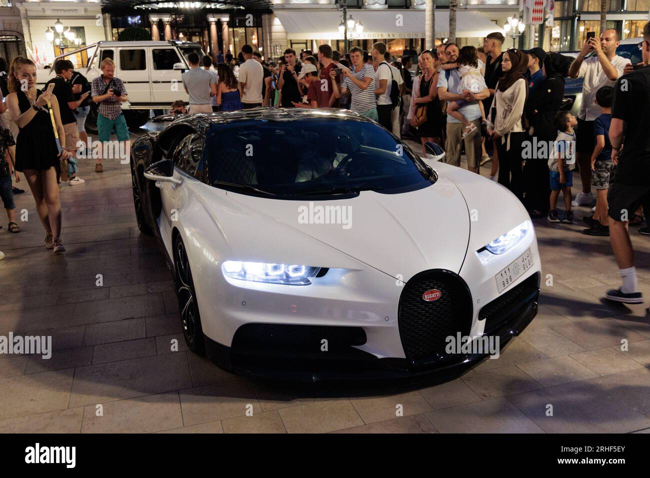 Bugatti Chiron conduit sur la place du Casino à Monte Carlo, Monaco Banque D'Images