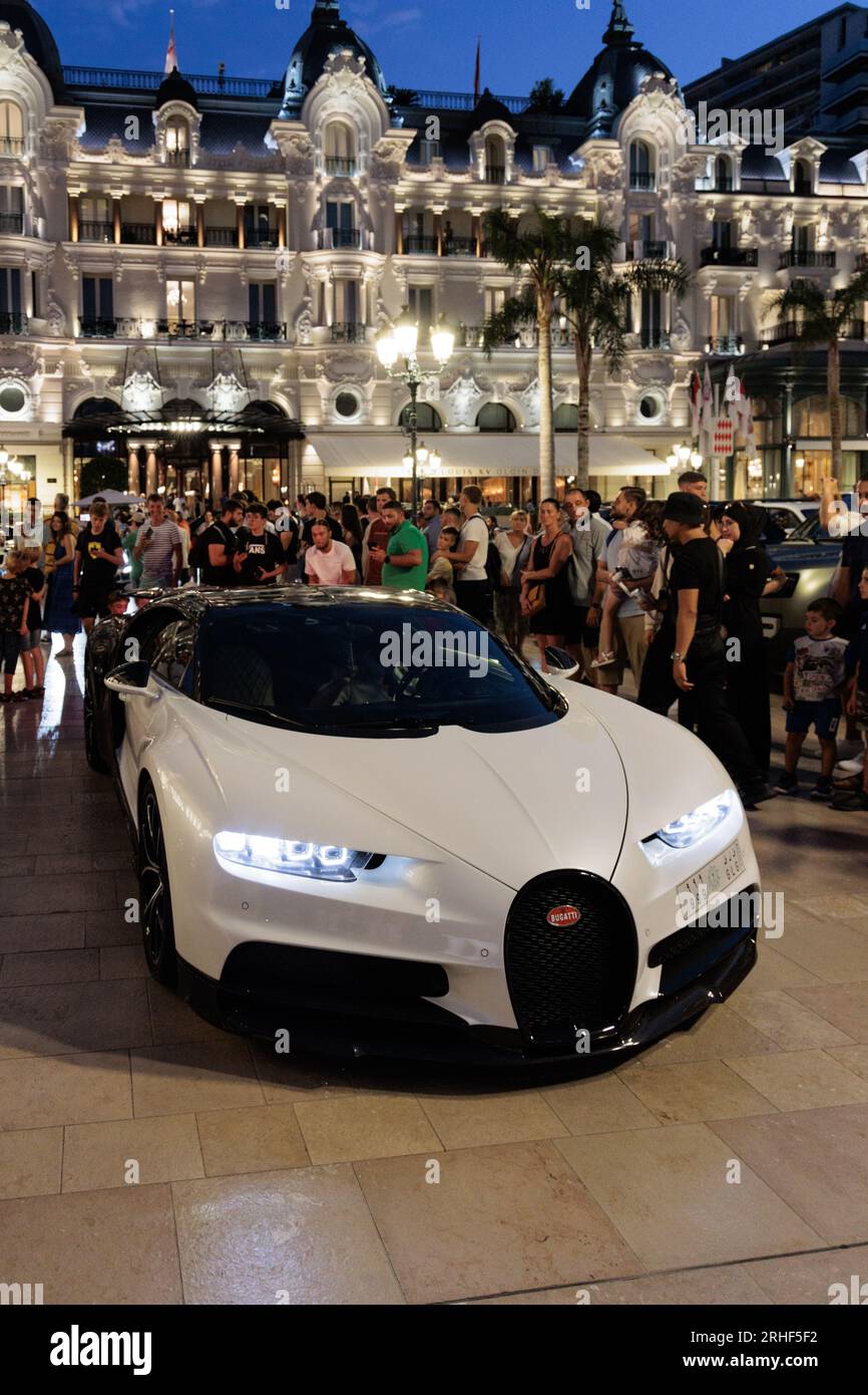 Bugatti Chiron conduit sur la place du Casino à Monte Carlo, Monaco Banque D'Images