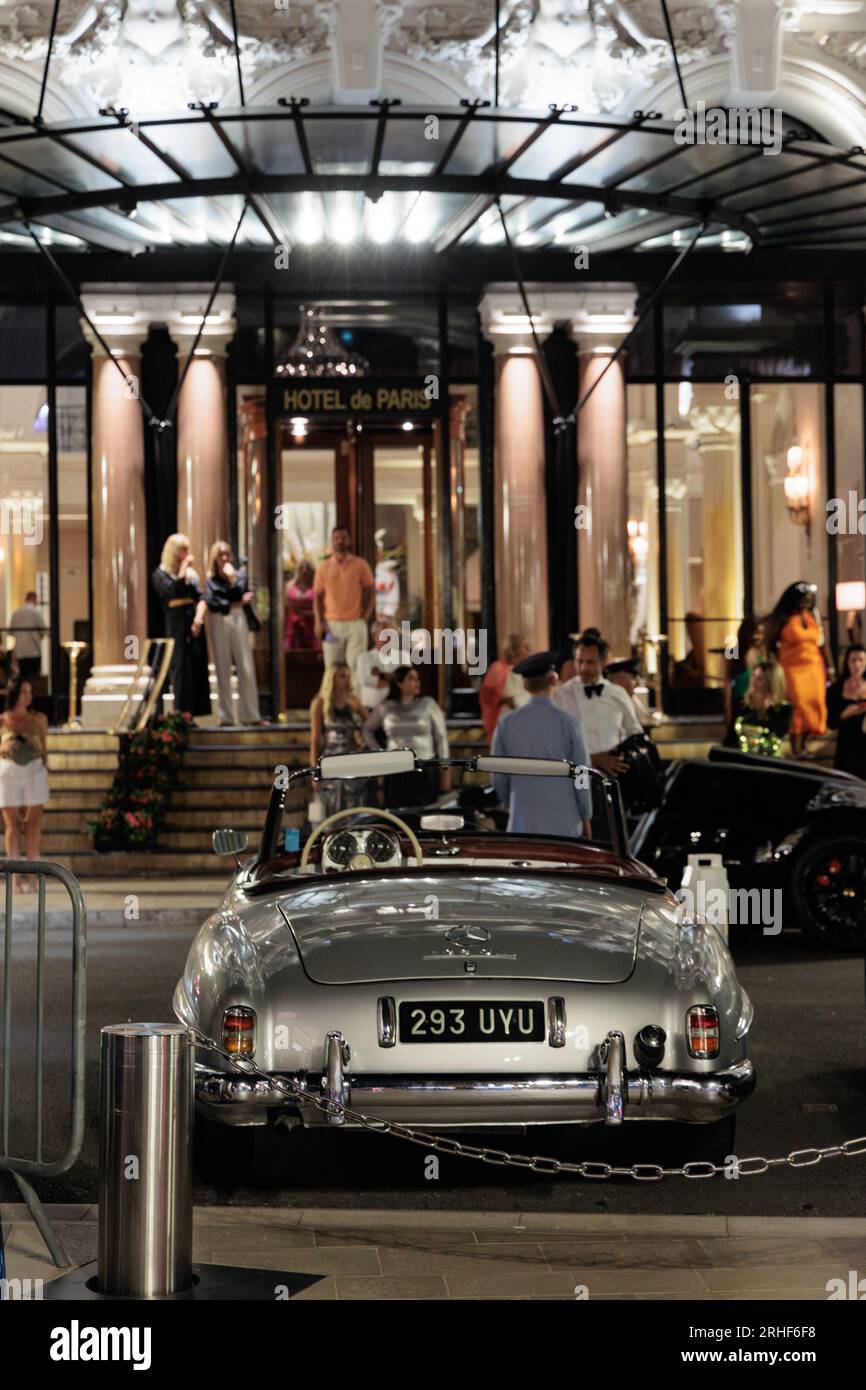 Mercedes 190 SL cabriolet garée par l'Hôtel de Paris sur la place du Casino à Monte Carlo, Monaco Banque D'Images