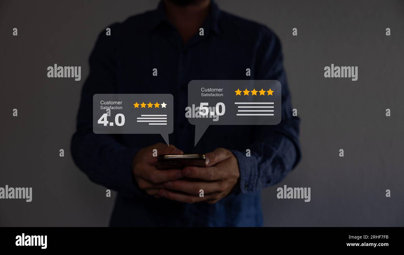 Gros plan sur la main de l'homme du client appuyant sur l'écran du smartphone avec l'icône d'évaluation dorée de cinq étoiles et le niveau de presse excellent rang. Banque D'Images