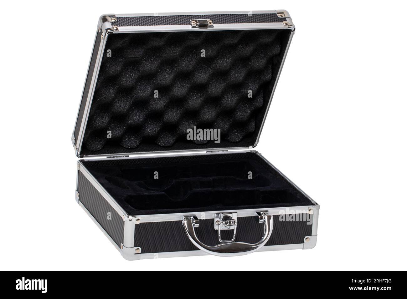 Gros plan d'une petite valise ou valise d'équipement en argent noir vide ouverte avec un loquet isolé sur un fond blanc. Masque. Banque D'Images