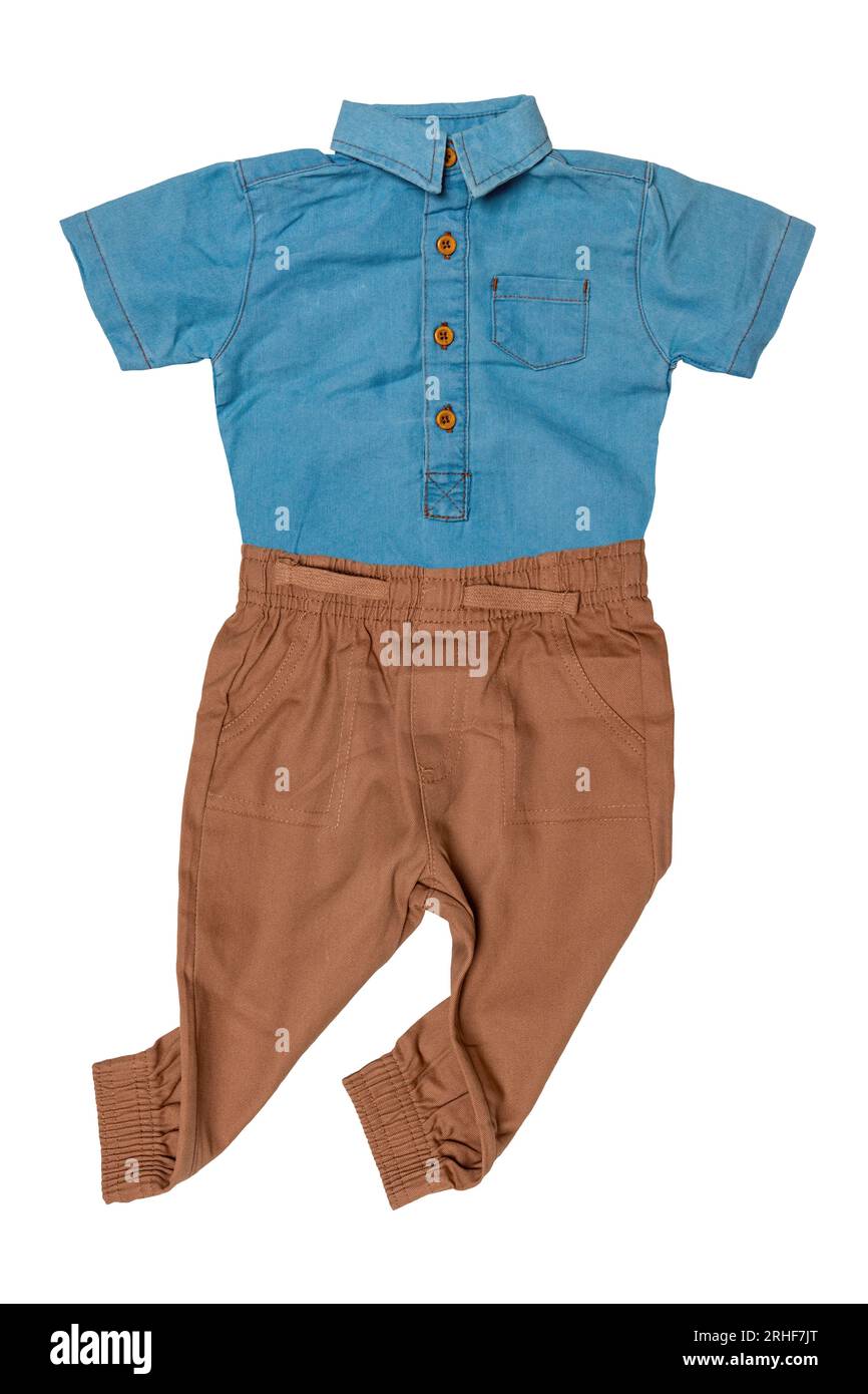 Ensemble de collage d'un body bleu pour bébé et d'un élégant pantalon de bébé brun ou pantalon de survêtement isolé sur un fond blanc. Vêtements pour nouveau-nés. Mode bébé. Banque D'Images