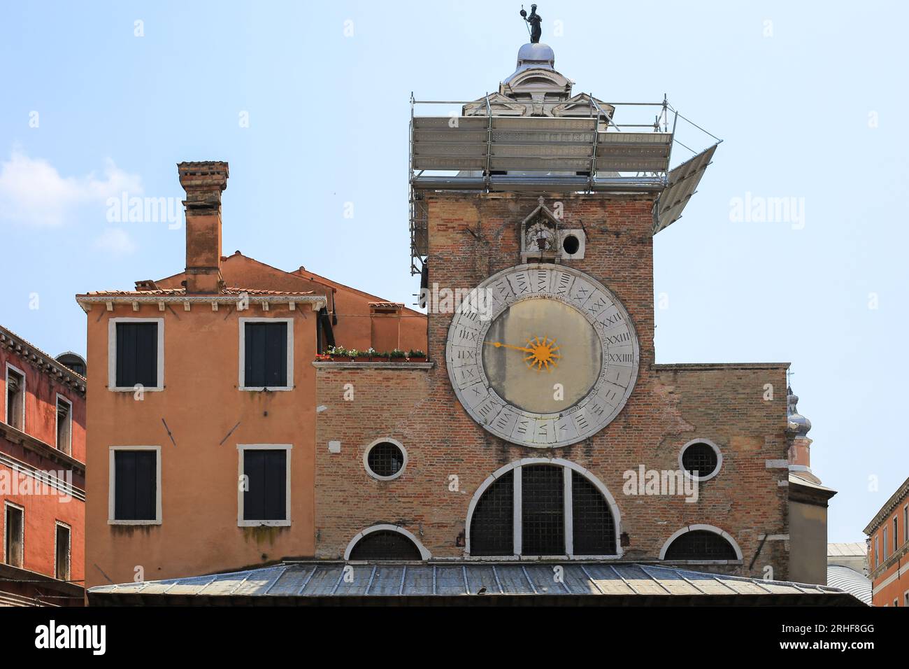 Grande horloge sur un vieux bâtiment à Venise en Italie Banque D'Images