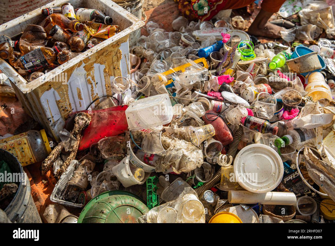 Différents types de déchets plastiques collectés pour le recyclage à ...