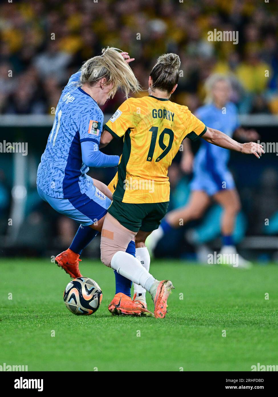 Sydney, Nouvelle-Galles du Sud, Australie. 16 août 2023. LAUREN MAY HEMP (G) de l'équipe nationale de football féminine d'Angleterre et KATRINA-LEE GORRY (D) de l'équipe de football féminine d'Australie se battent pour la possession du ballon lors du match de coupe du monde féminine de la FIFA 2023 entre l'Australie et l'Angleterre qui s'est tenu au Stadium Australia à Sydney, en Australie. (Image de crédit : © Luis Veniegra/ZUMA Press Wire) USAGE ÉDITORIAL SEULEMENT! Non destiné à UN USAGE commercial ! Banque D'Images