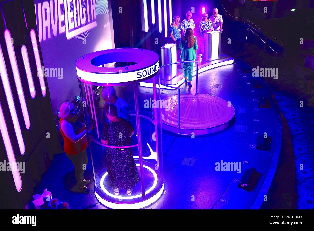 Les concurrents Yvonne et John se préparent à être isolés dans un Sound Booth des deux autres couples pendant la performance du spectacle Wavelength inaugural de P&O. Banque D'Images