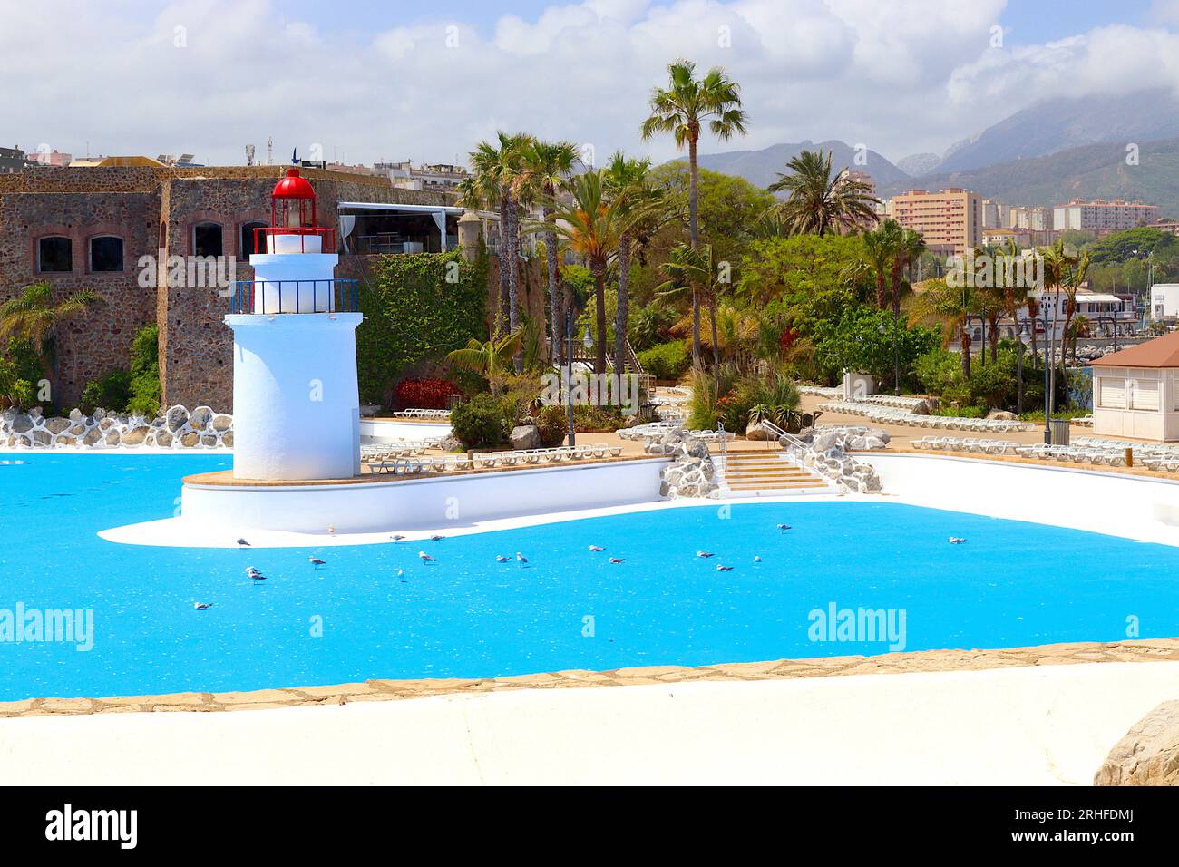 Les lagunes en béton du parc maritime méditerranéen - encore à remplir d'eau salée - sont une œuvre d'art créative de César Manrique. Banque D'Images