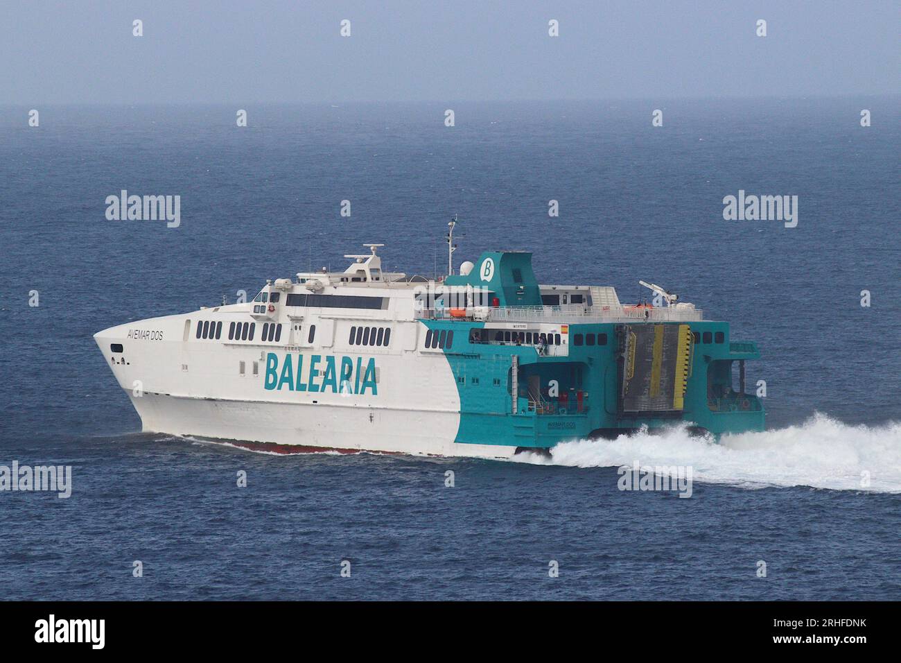 Avemar dos Catamaran ferry rapide exploité par Balearia, quitte Ceuta, Afrique du Nord à destination d'Algésiras, Espagne, sur le service de 31 km du détroit Sud. Banque D'Images