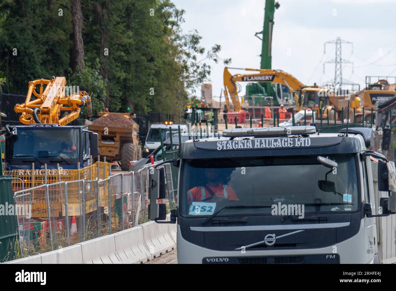 Wendover, Buckinghamshire, Royaume-Uni. 16 août 2023. Travaux de construction HS2 la ligne de chemin de fer à grande vitesse 2 de Londres à Birmingham se poursuit à Wendover, dans le Buckinghamshire. Les préparatifs sont en cours pour réaligner l'A413, très fréquentée, juste à l'extérieur de Wendover. D'énormes zones d'arbres le long de l'A413 et dans Small Dean Lane ont été abattues par HS2. Le viaduc HS2 Small Dean sera construit à travers l'A413 pour les trains HS2 très critiqués. De nombreux habitants des Chilterns restent furieux à propos de HS2 et de l'impact négatif qui est sur les Chilterns qui est une zone d'une beauté naturelle exceptionnelle. Les trains ne le feront pas non plus Banque D'Images