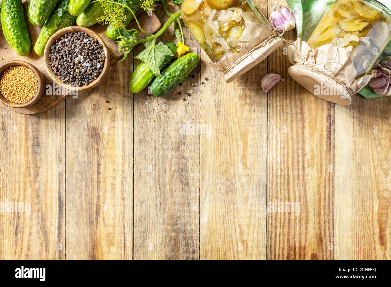 Aliments fermentés faits maison sains. Salade de concombres marinés salés conservés en conserve dans un bocal en verre. Économie domestique, préservation des récoltes d'automne. Vue depuis Banque D'Images