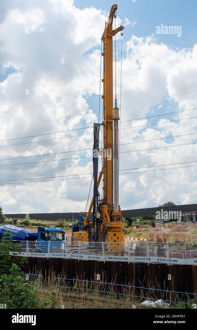 Wendover, Buckinghamshire, Royaume-Uni. 16 août 2023. Travaux de construction HS2 la ligne de chemin de fer à grande vitesse 2 de Londres à Birmingham se poursuit à Wendover, dans le Buckinghamshire. Les préparatifs sont en cours pour réaligner l'A413, très fréquentée, juste à l'extérieur de Wendover. D'énormes zones d'arbres le long de l'A413 et dans Small Dean Lane ont été abattues par HS2. Le viaduc HS2 Small Dean sera construit à travers l'A413 pour les trains HS2 très critiqués. De nombreux habitants des Chilterns restent furieux à propos de HS2 et de l'impact négatif qui est sur les Chilterns qui est une zone d'une beauté naturelle exceptionnelle. Les trains ne le feront pas non plus Banque D'Images