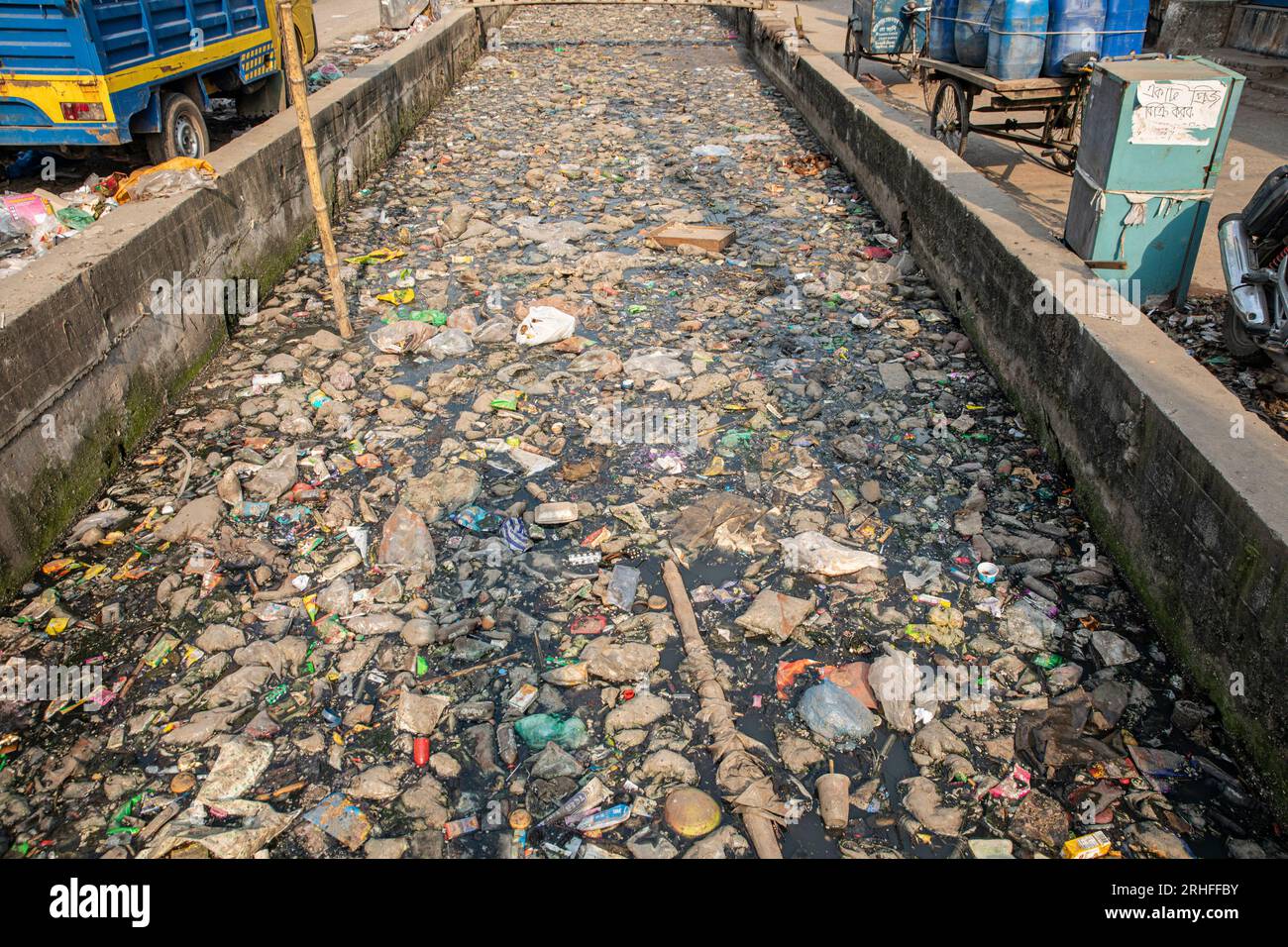 Un canal à Dhaka recouvert de différents types de déchets plastiques. Dhaka, Bangladesh Banque D'Images