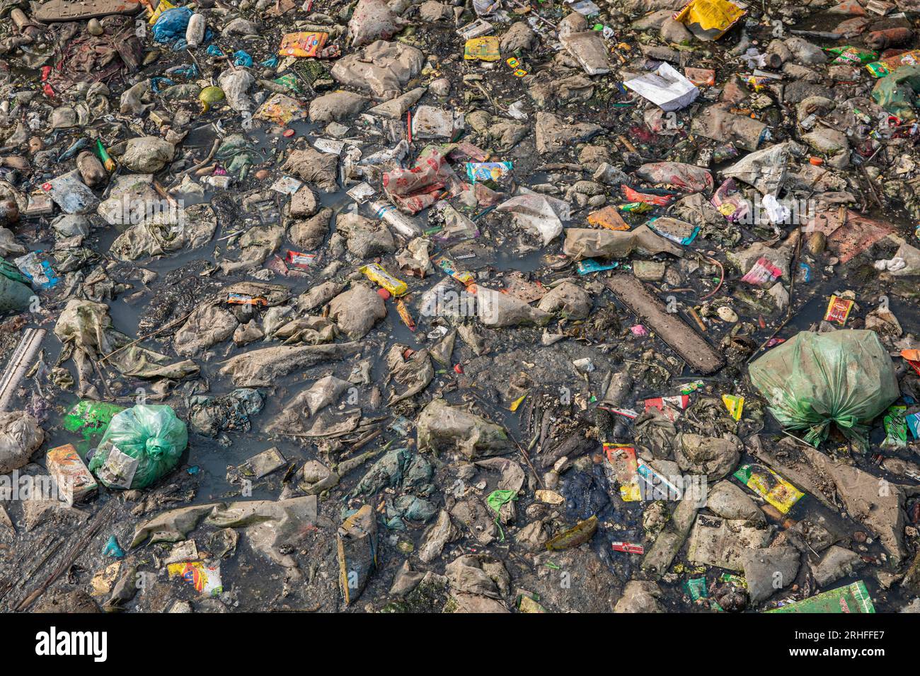 Un canal à Dhaka recouvert de différents types de déchets plastiques. Dhaka, Bangladesh Banque D'Images