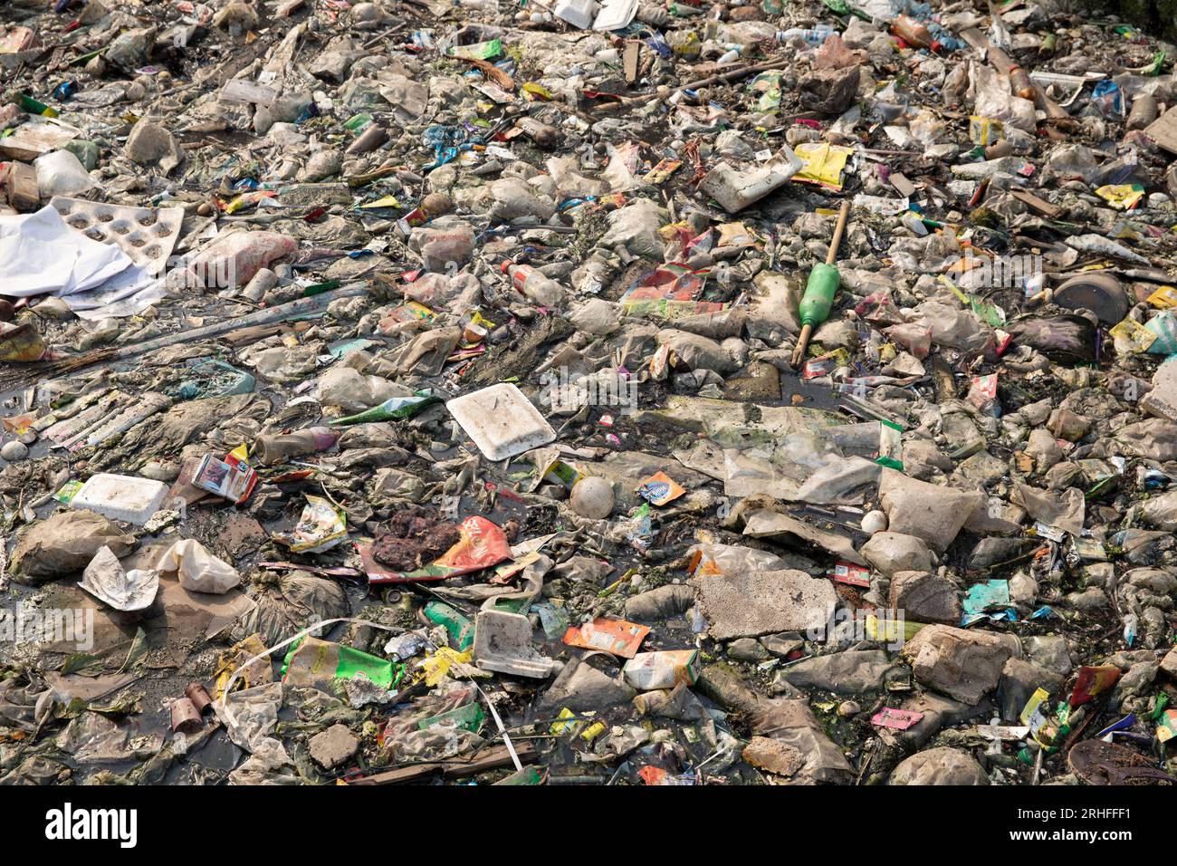 Un canal à Dhaka recouvert de différents types de déchets plastiques. Dhaka, Bangladesh Banque D'Images