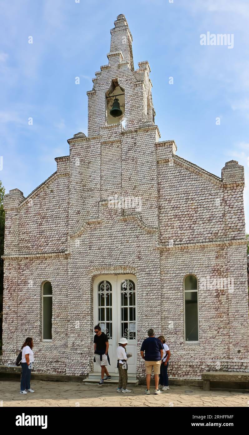 Les touristes devant la coquille Saint-Sébastien couvert chapelle de Saint-Sébastien la Toja île Pontevedra Galice Espagne Banque D'Images