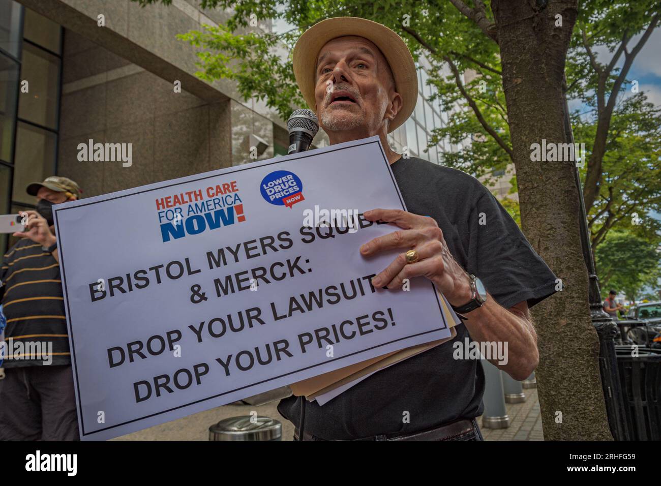 ÉTATS-UNIS. 16 août 2023. Le 16 août 2023, NYC Health Advocates a organisé un rassemblement devant les bureaux de Jones Day à Manhattan, le cabinet d'avocats représentant actuellement les sociétés pharmaceutiques poursuivant pour arrêter les négociations sur l'assurance-maladie pour baisser le prix des médicaments. L'action a été organisée en solidarité avec les manifestations à travers le pays pour tenir les sociétés pharmaceutiques responsables de leur tentative de faire reculer la nouvelle loi devant les tribunaux dans le cadre du compte à rebours pour réduire les coûts des médicaments. (Photo Erik McGregor/Sipa USA) crédit : SIPA USA/Alamy Live News Banque D'Images