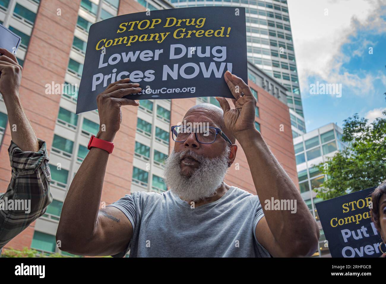 ÉTATS-UNIS. 16 août 2023. Le 16 août 2023, NYC Health Advocates a organisé un rassemblement devant les bureaux de Jones Day à Manhattan, le cabinet d'avocats représentant actuellement les sociétés pharmaceutiques poursuivant pour arrêter les négociations sur l'assurance-maladie pour baisser le prix des médicaments. L'action a été organisée en solidarité avec les manifestations à travers le pays pour tenir les sociétés pharmaceutiques responsables de leur tentative de faire reculer la nouvelle loi devant les tribunaux dans le cadre du compte à rebours pour réduire les coûts des médicaments. (Photo Erik McGregor/Sipa USA) crédit : SIPA USA/Alamy Live News Banque D'Images