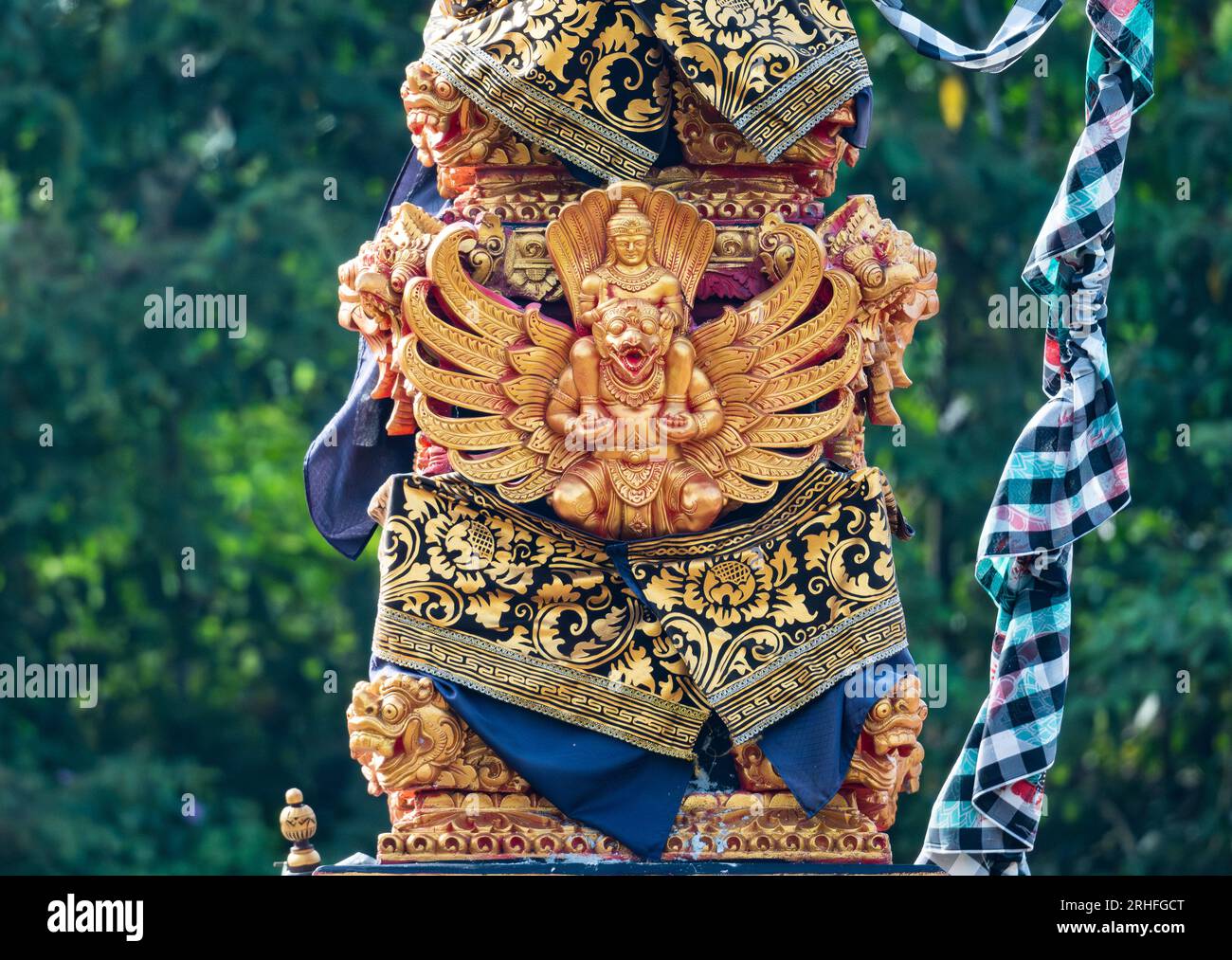 Une thrine religieuse décorée avec des sculptures déliquées. Sumatra, Indonésie. Banque D'Images Une thrine religieuse décorée avec des sculptures déliquées. Sumatra, Indonésie. Banque D'Images