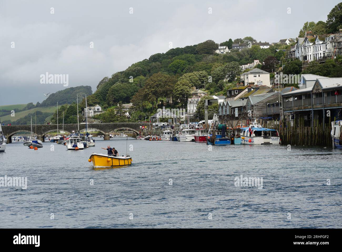 Looe, Royaume-Uni - août 2023 : vue de Looe avec le port de Looe et la rivière East Looe Banque D'Images