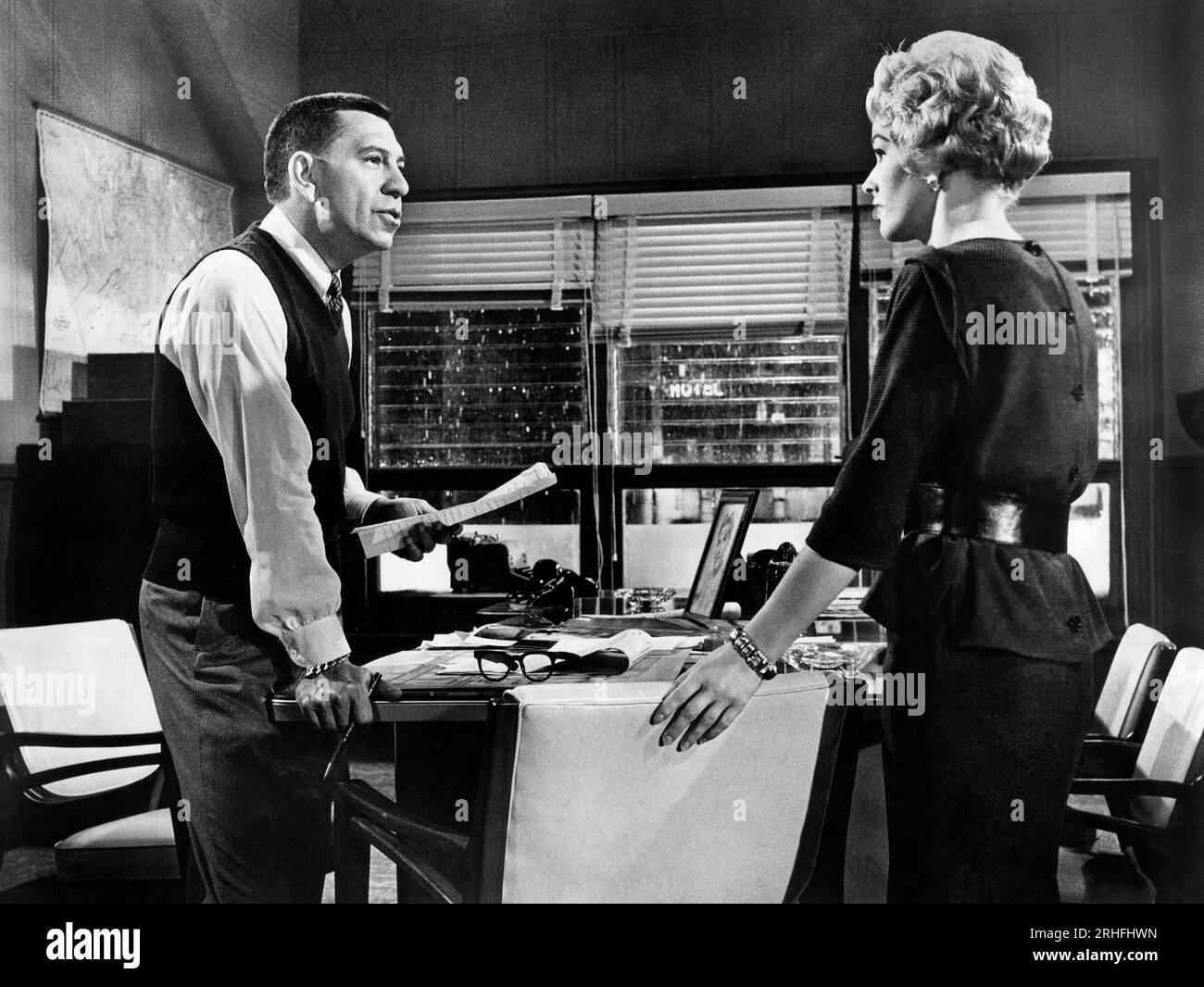Jack Webb, Nancy Valentine, sur le plateau du film, '-30-', Warner Bros., 1959 Banque D'Images