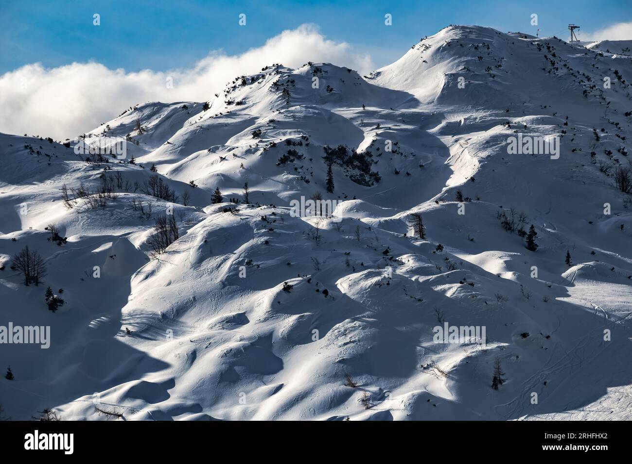 Bohinj, Slovénie - vue hivernale de la belle montagne enneigée Vogel dans les Alpes au parc national du Triglav sur une journée d'hiver ensoleillée avec un ciel bleu Banque D'Images