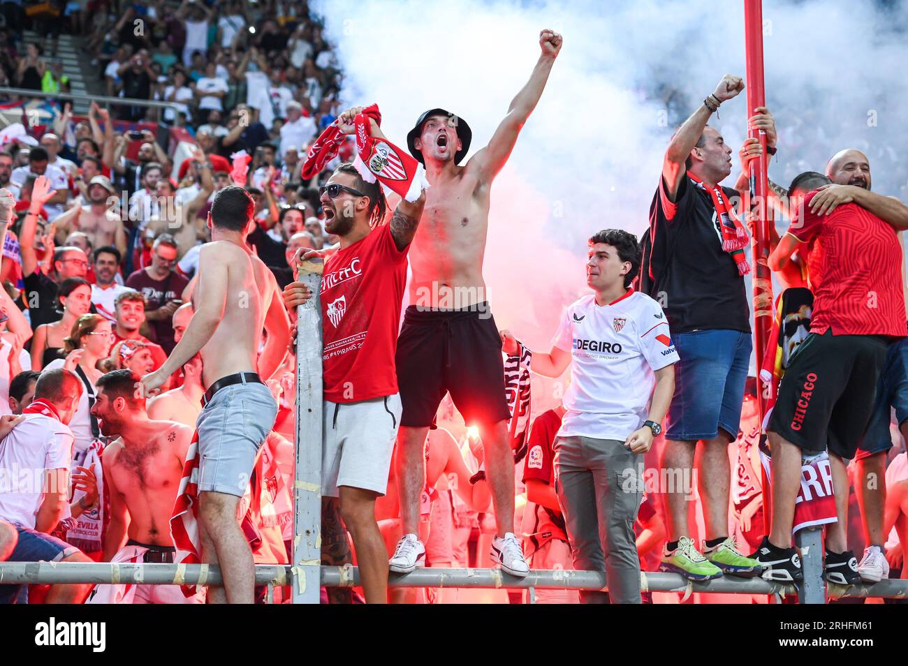 Pirée, Grèce. 16 août 2023. Supporters du Sevilla FC lors du match de Super coupe de l'UEFA entre Manchester City et le Sevilla FC au stade Georgios Karaiskakis le 16 août 2023, au Pirée, en Grèce. Crédit : Agence photo indépendante/Alamy Live News Banque D'Images