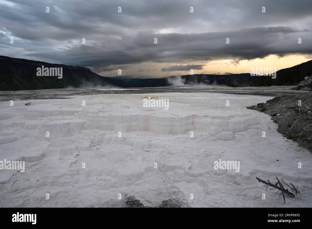 Terrasse principale. Sources thermales mammouth. Parc national de Yellowstone. Près de l'entrée nord. Banque D'Images
