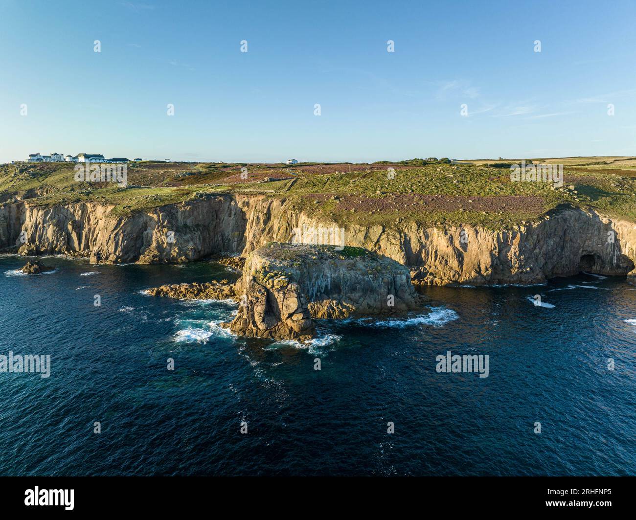 LANd's End est un promontoire et un complexe touristique et de vacances dans l'ouest des Cornouailles, en Angleterre, sur la péninsule de Penwith, à huit miles au sud-ouest de Penzance. Banque D'Images