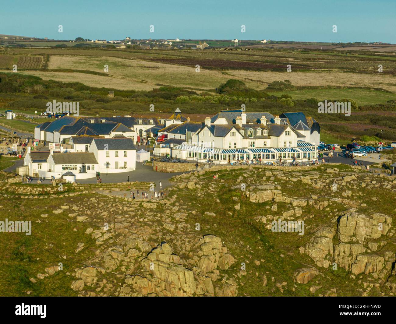 LANd's End est un promontoire et un complexe touristique et de vacances dans l'ouest des Cornouailles, en Angleterre, sur la péninsule de Penwith, à huit miles au sud-ouest de Penzance. Banque D'Images