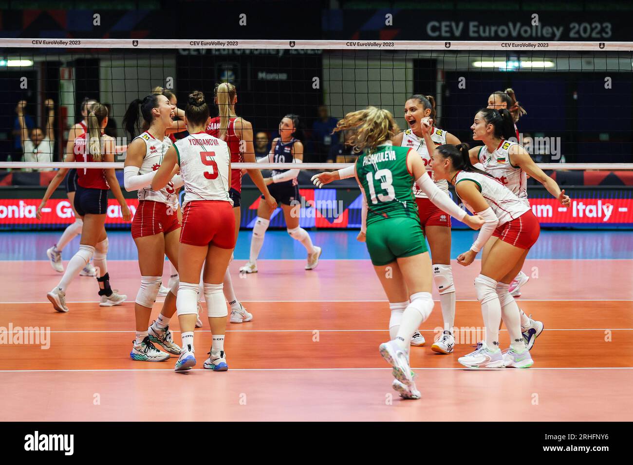 Monza, Italie. 16 août 2023. Bulgarie les joueuses célèbrent lors du match de volleyball féminin de la finale de la poule B de la CEV EuroVolley 2023 entre la Bulgarie et la Croatie à l'Arena di Monza, Monza, Italie le 16 août 2023 Credit : Independent photo Agency/Alamy Live News Banque D'Images