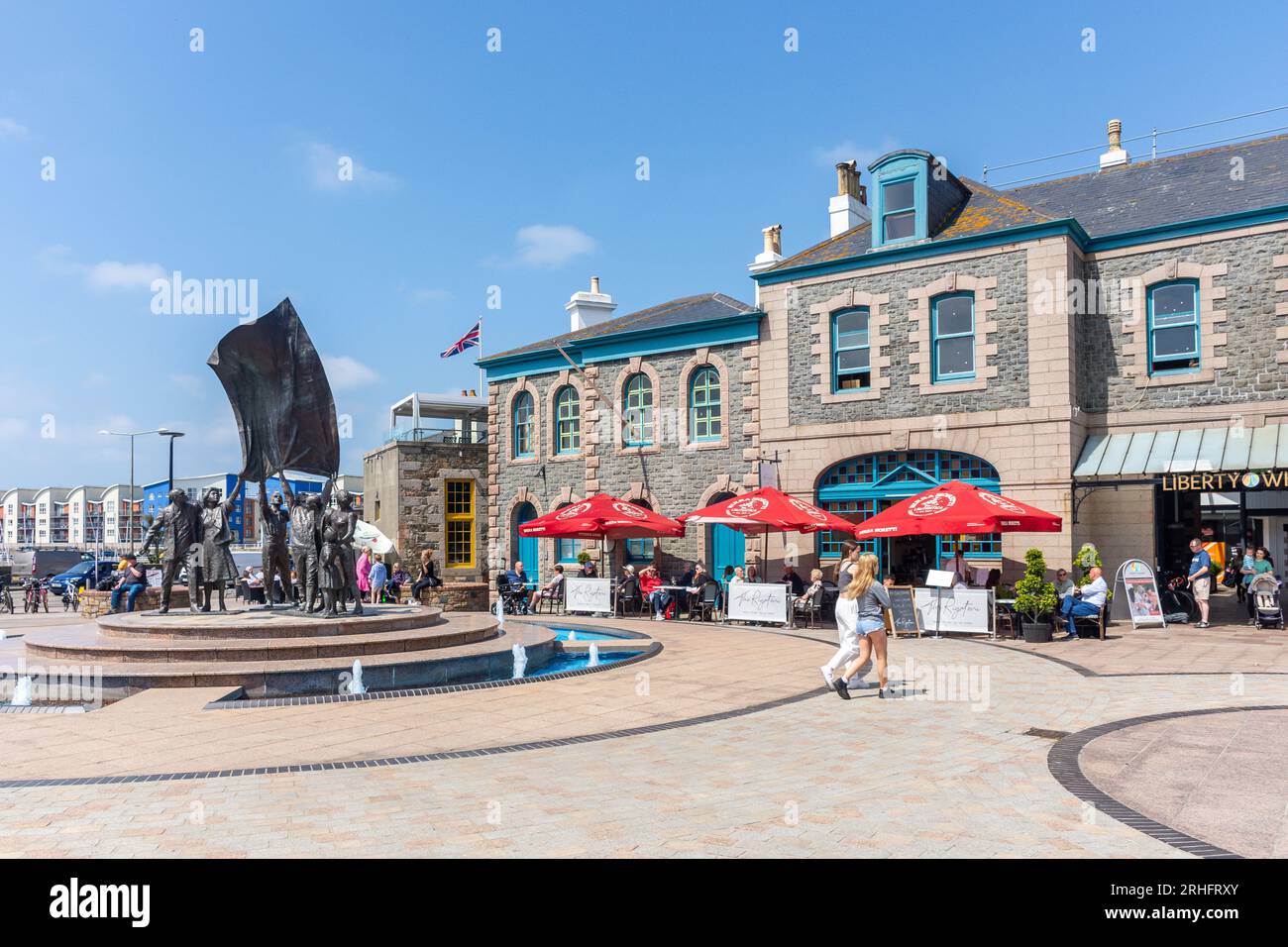 Monument de la libération et Liberty Wharf, Liberation Square, St Helier, Jersey, îles Anglo-Normandes Banque D'Images