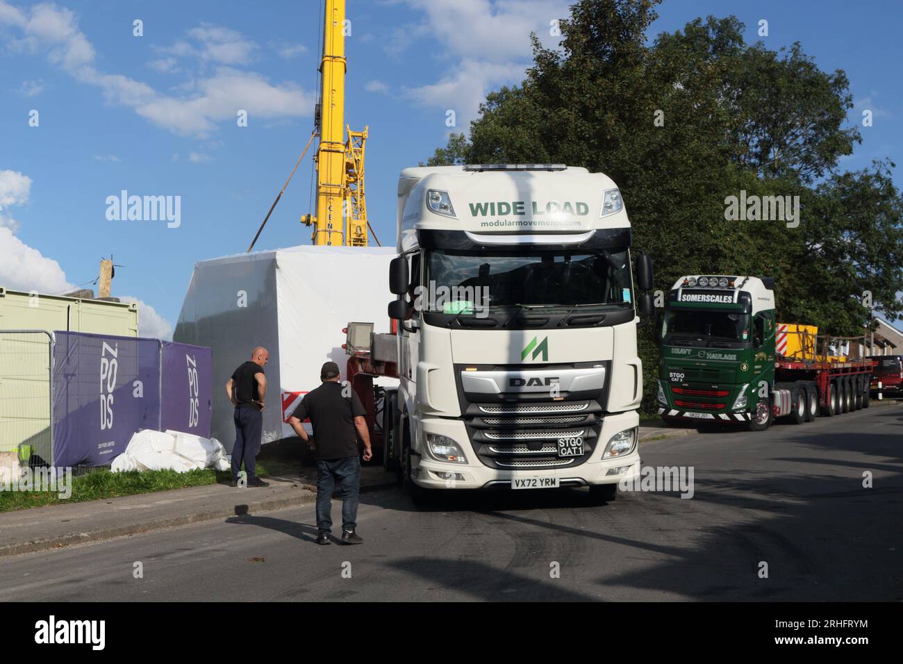 Camion de transport lourd transportant le module de maison préfabriqué au chantier de construction Sheffield Angleterre Royaume-Uni Banque D'Images