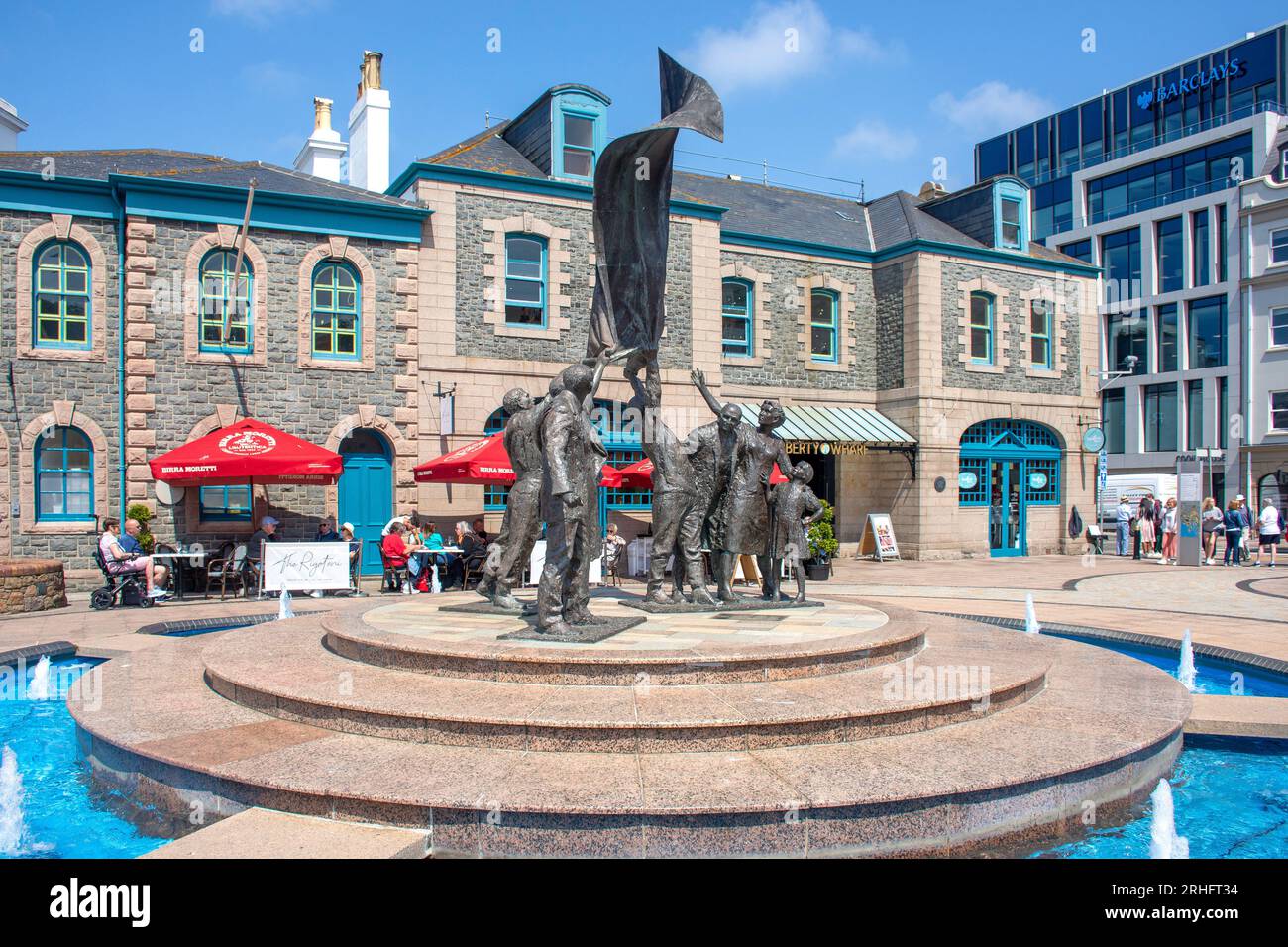 Monument de la libération et Liberty Wharf, Liberation Square, St Helier, Jersey, îles Anglo-Normandes Banque D'Images