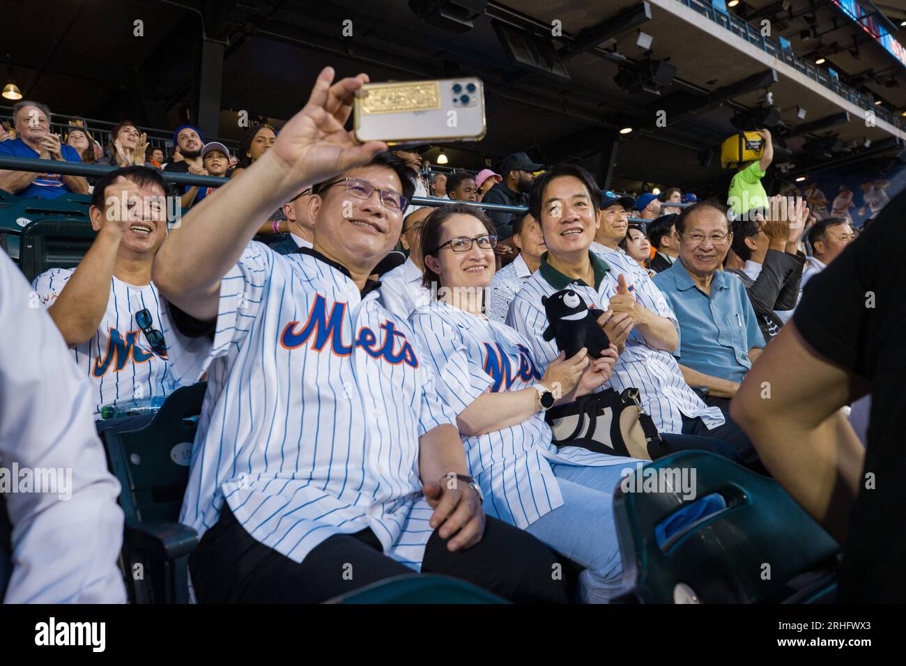 New York, États-Unis. 14 août 2023. Le vice-président de Taïwan William Lai, à droite, et le représentant de Taïwan aux États-Unis Hsiao Bi-khim, au centre, posent pour un selfie lors des New York mets vs Oakland Athletics au Citi Field, le 14 août 2023 à New York. LAI a assisté à un match de baseball professionnel des mets de New York lors d'une escale sur son chemin de Taipei au Paraguay. Crédit : Shufu Liu / Bureau présidentiel de Taiwan / Alamy Live News Banque D'Images