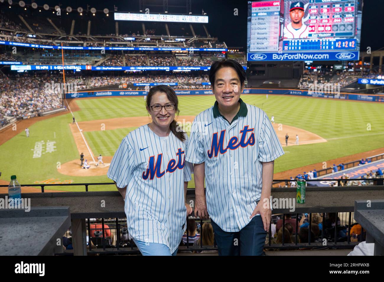 New York, États-Unis. 14 août 2023. Le vice-président de Taïwan William Lai, à droite, pose avec le représentant de Taïwan aux États-Unis Hsiao Bi-khim, à gauche, avant le départ des New York mets vs Oakland Athletics au Citi Field, le 14 août 2023 à New York. LAI a assisté à un match de baseball professionnel des mets de New York lors d'une escale sur son chemin de Taipei au Paraguay. Crédit : Shufu Liu / Bureau présidentiel de Taiwan / Alamy Live News Banque D'Images