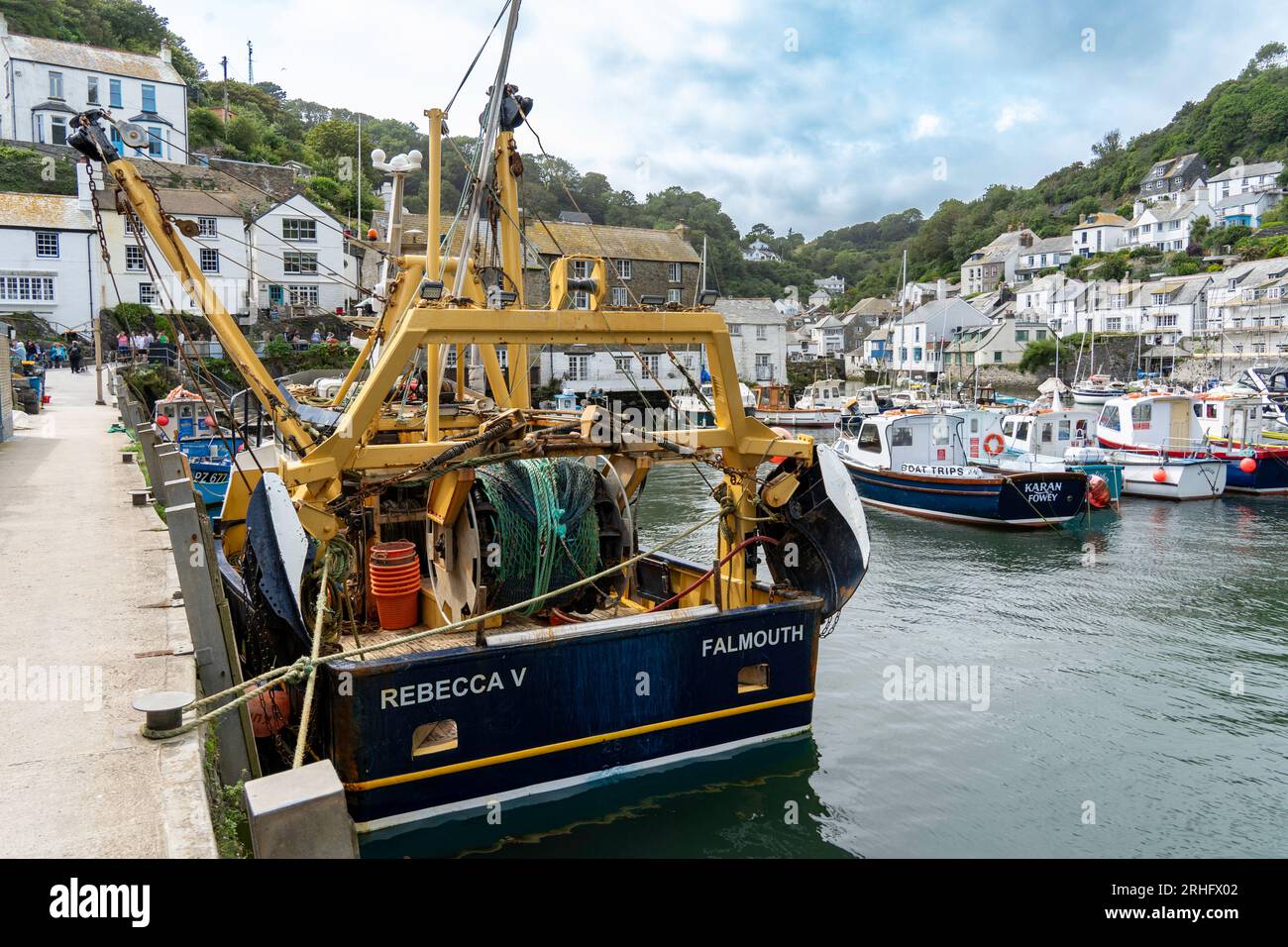 Polperro, Royaume-Uni - août 2023 : le port intérieur du village de pêcheurs historique de Polperro Banque D'Images