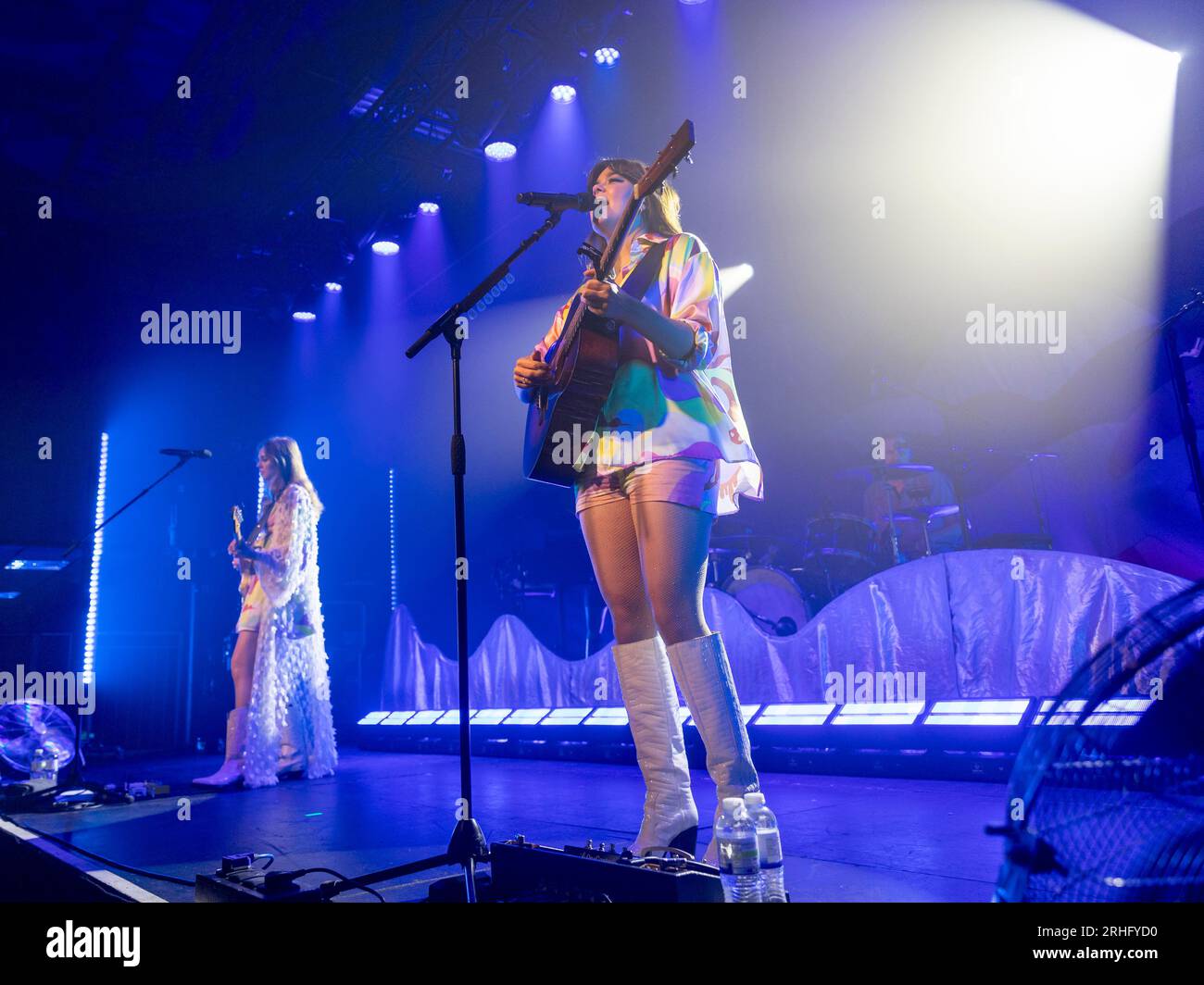 Edimbourg, Royaume-Uni. 16 août 2023. First Aid Kit Perform Live à l'Edinburgh O2 Academy le mercredi 16 août 2023 membres du groupe : Klara Söderberg - chant, guitare, claviers Johanna Söderberg - chant, basse, claviers, autoharpe Freja 'Freja the Dragon' Drakenberg - claviers Scott Simpson - batterie Johannes Runemark - guitare et mandoline crédit: Alan Rennie/Alamy Live News Banque D'Images