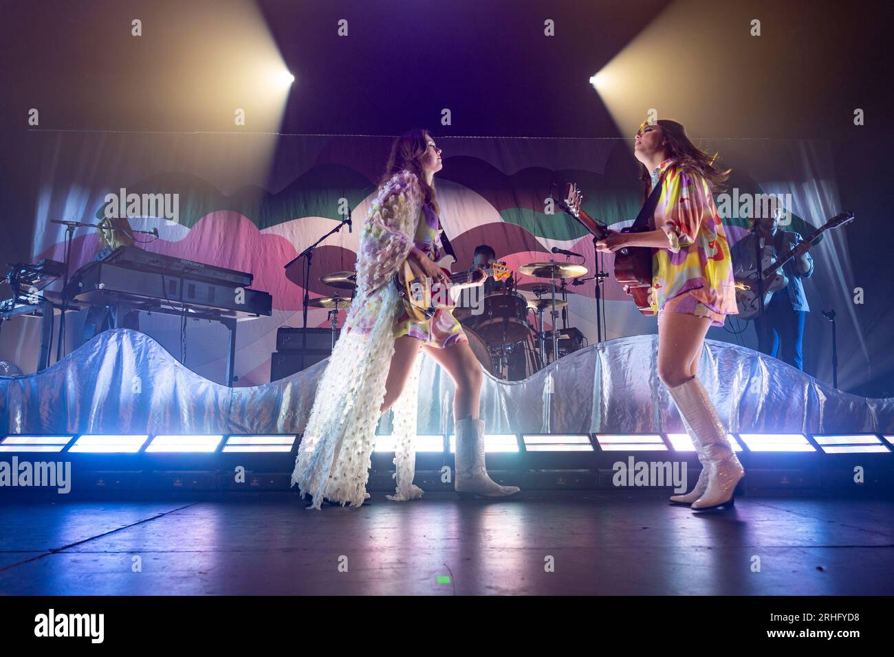 Edimbourg, Royaume-Uni. 16 août 2023. First Aid Kit Perform Live à l'Edinburgh O2 Academy le mercredi 16 août 2023 membres du groupe : Klara Söderberg - chant, guitare, claviers Johanna Söderberg - chant, basse, claviers, autoharpe Freja 'Freja the Dragon' Drakenberg - claviers Scott Simpson - batterie Johannes Runemark - guitare et mandoline crédit: Alan Rennie/Alamy Live News Banque D'Images