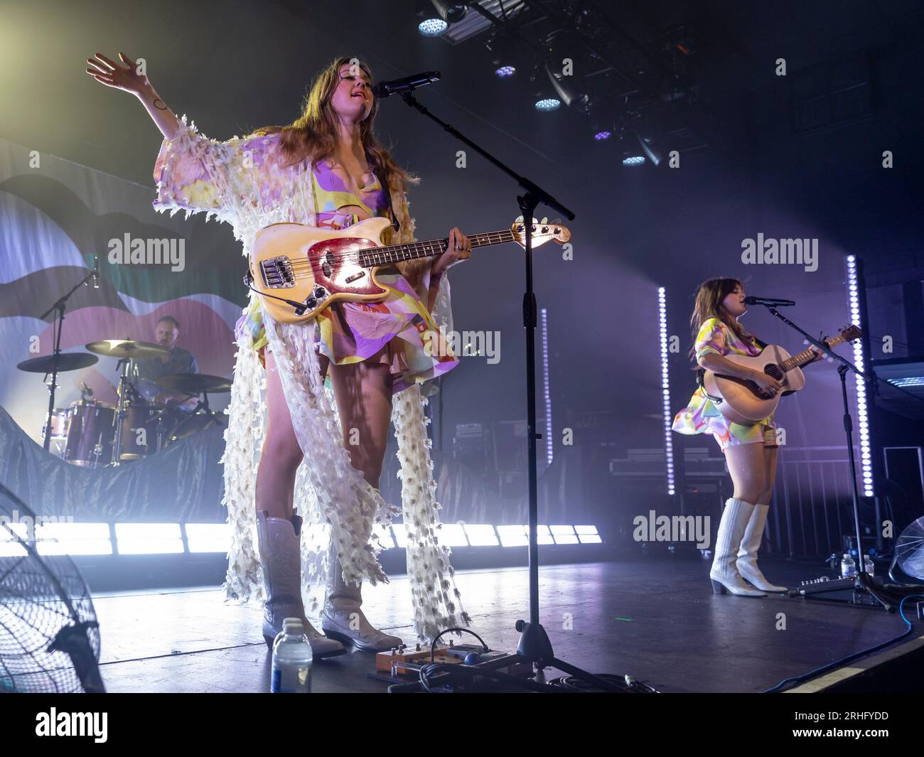 Edimbourg, Royaume-Uni. 16 août 2023. First Aid Kit Perform Live à l'Edinburgh O2 Academy le mercredi 16 août 2023 membres du groupe : Klara Söderberg - chant, guitare, claviers Johanna Söderberg - chant, basse, claviers, autoharpe Freja 'Freja the Dragon' Drakenberg - claviers Scott Simpson - batterie Johannes Runemark - guitare et mandoline crédit: Alan Rennie/Alamy Live News Banque D'Images