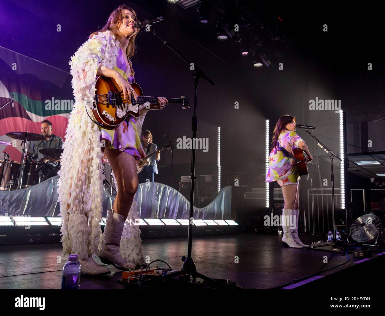 Edimbourg, Royaume-Uni. 16 août 2023. First Aid Kit Perform Live à l'Edinburgh O2 Academy le mercredi 16 août 2023 membres du groupe : Klara Söderberg - chant, guitare, claviers Johanna Söderberg - chant, basse, claviers, autoharpe Freja 'Freja the Dragon' Drakenberg - claviers Scott Simpson - batterie Johannes Runemark - guitare et mandoline crédit: Alan Rennie/Alamy Live News Banque D'Images