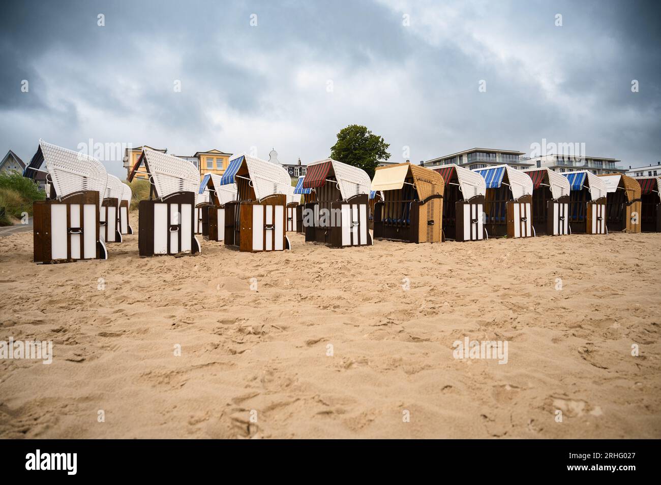 Chaises de plage en osier couvert à la plage de la mer baltique, côte à l'île d'Usedom en Allemagne, tempête et pluie sur l'eau saumâtre, hautes vagues, stor Banque D'Images