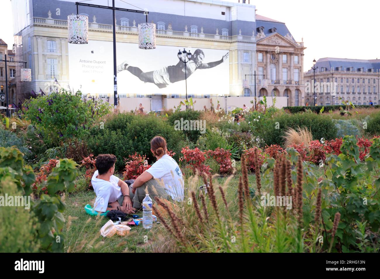 Fin de journée sur les quais de Bordeaux. Sur les bâtiments de la place de la bourse une photo d’Antoine Dupont de la campagne publicitaire Apple « Ph Banque D'Images