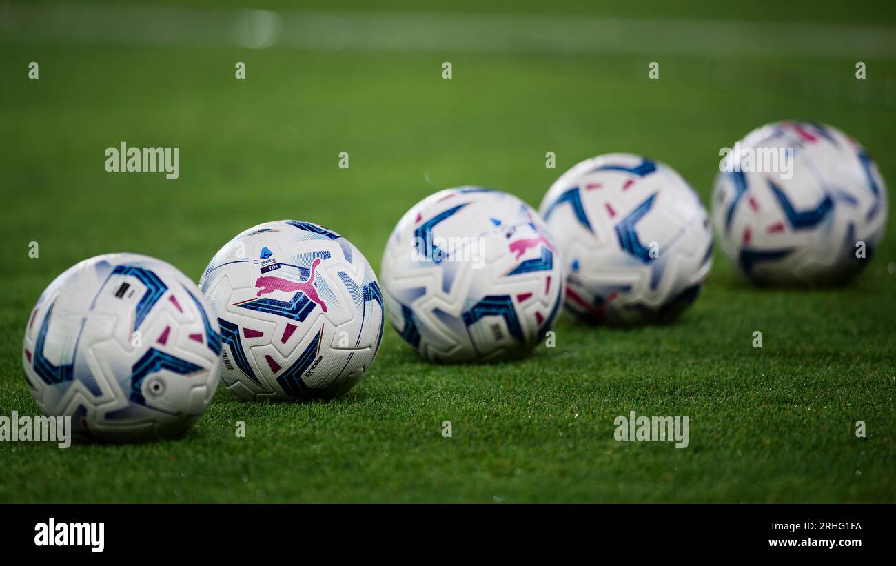 Les balles officielles du match de Serie A Puma Orbita sont vues avant le match de football Coppa Italia Frecciarossa entre le Torino FC et le Feralpisalo. Banque D'Images