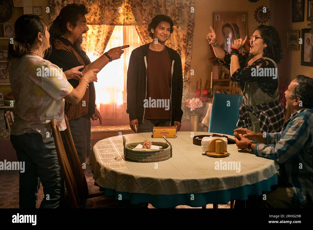 DATE DE SORTIE : 18 août 2023. TITRE : Blue Beetle. STUDIO : Warner Bros. RÉALISATEUR : Angel Manuel Soto. INTRIGUE : un adolescent mexicain trouve un coléoptère extraterrestre qui lui donne une armure super puissante. AVEC Elpidia CARRILLO dans le rôle de Rocio, GEORGE LOPEZ dans le rôle de l'oncle Rudy, XOLO MARIDUENA dans celui de Jaime Reyes, BELISSA ESCOBEDO dans celui de Milagro et DAMIAN ALCAZAR dans celui d'Alberto. (Image de crédit : © Warner Bros/Entertainment Pictures/ZUMAPRESS.com) USAGE ÉDITORIAL SEULEMENT! Non destiné à UN USAGE commercial ! Banque D'Images