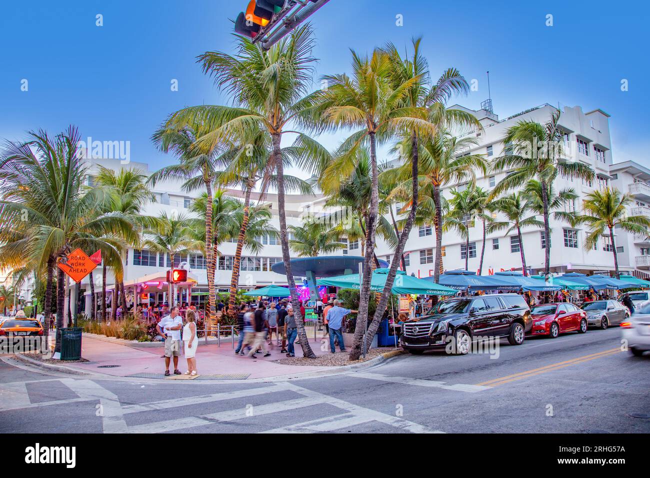 Miami, USA - 23 août 2014 : palmiers et hôtels art déco à Ocean Drive de nuit. La route est la principale artère à travers South Beach à Miami, Banque D'Images